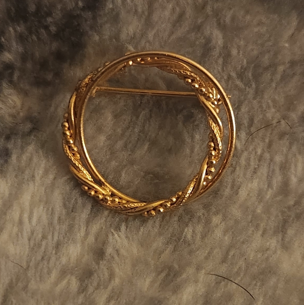 Vintage simple gold tone pin